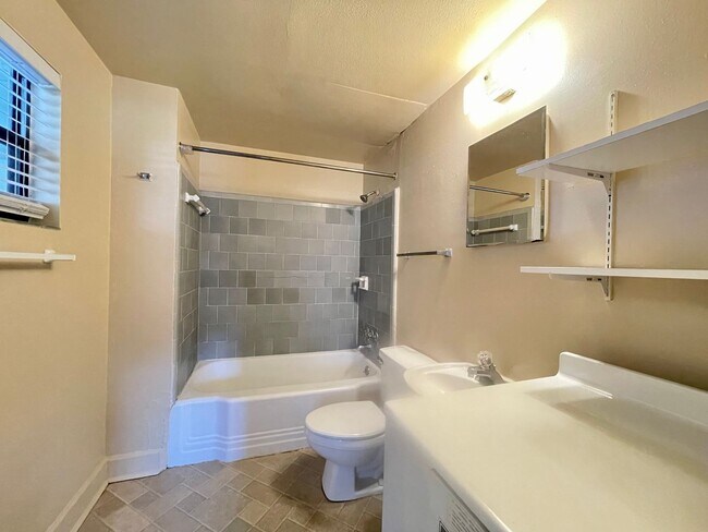 Building Photo - Renovated 1 bedroom 1 bath Winter Park Apa...