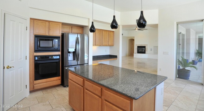 Building Photo - 12866 N High Hawk Dr