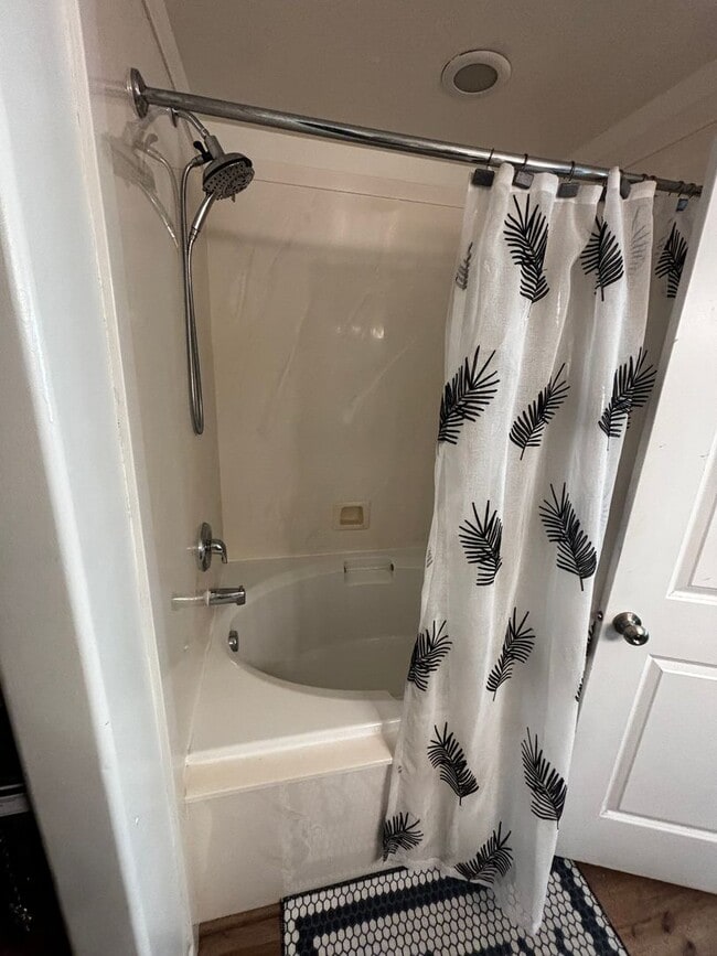 Building Photo - Spacious 5-Bedroom Haven with 3 Full Baths...