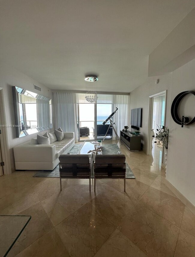 Building Photo - Breathtaking views from this fully furnish...