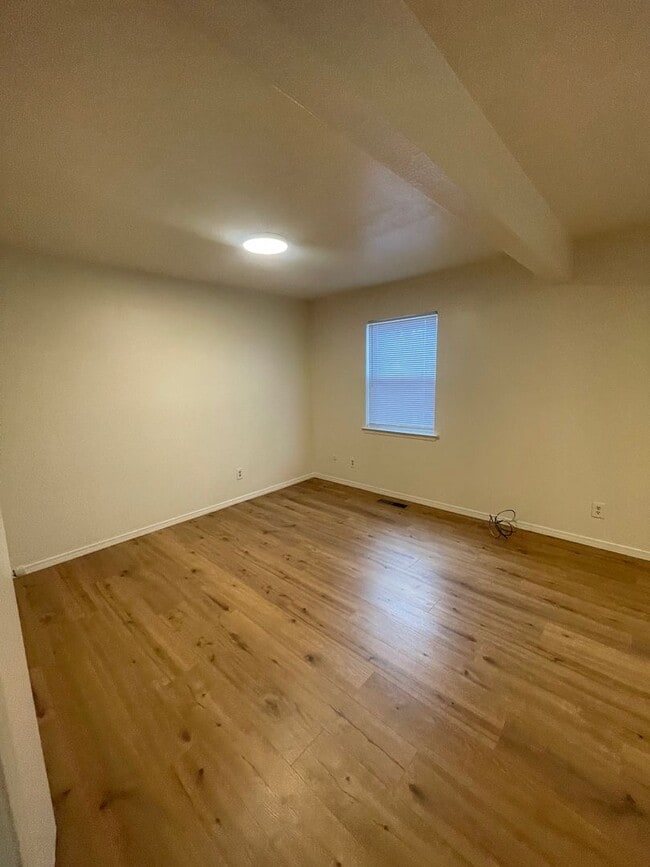 Building Photo - Newly updated & Ready to move in - 3 bdr, ...