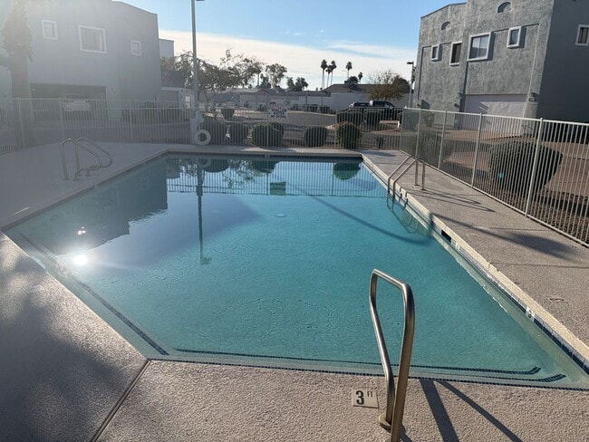 Building Photo - 2 Bedroom 2.5 Bath Townhome!