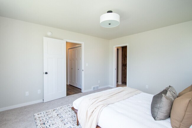 Building Photo - 4 Bed 3 Bath Single Family Home
