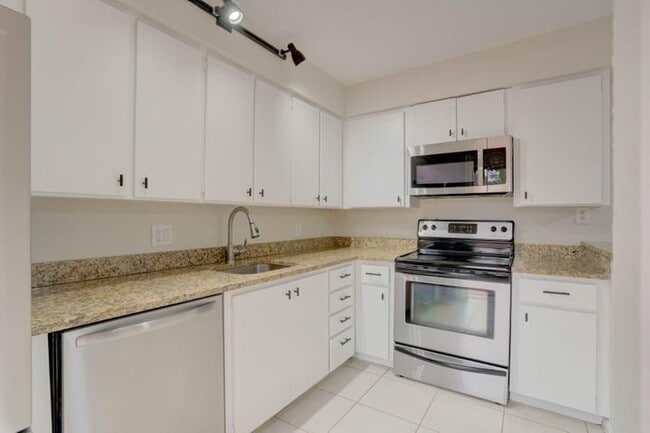 Building Photo - 904 9th Ct
