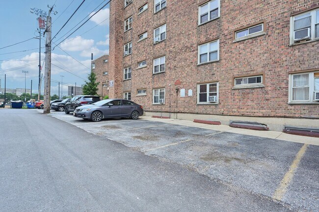 Building Photo - 2142 W Rosemont Ave