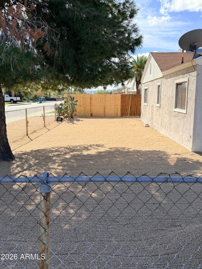 Building Photo - 2419 E Oak St