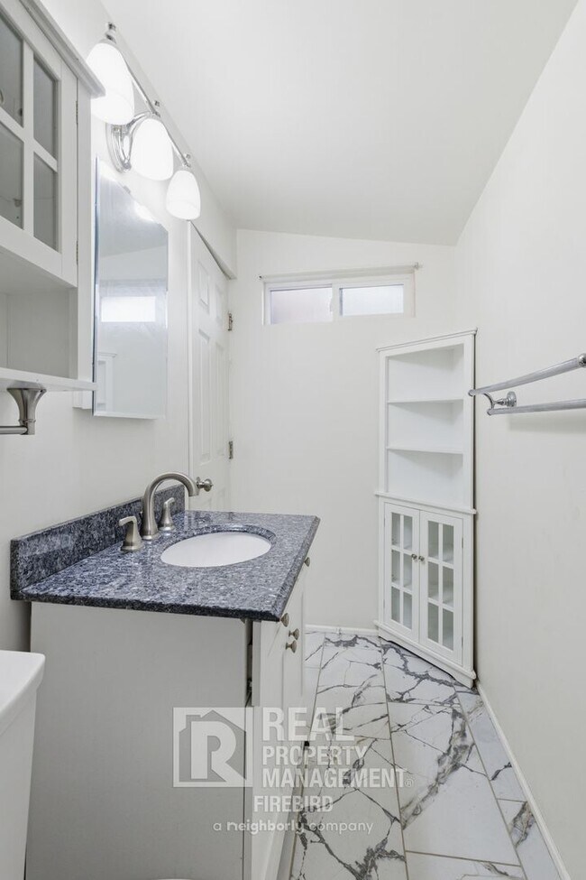 Building Photo - 1108 S Lebanon Ln