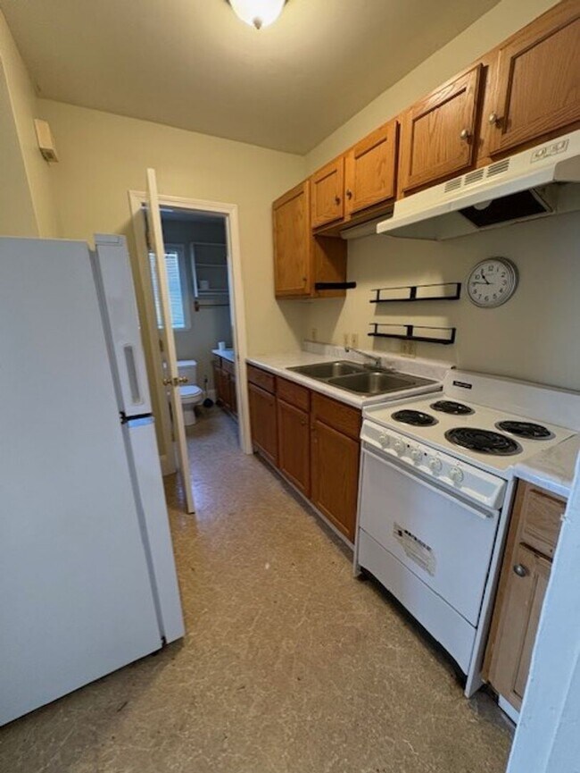 Building Photo - 166 Church St