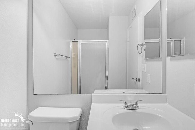Building Photo - Bright 2Bdm 2.5Ba Townhome at Villa de Paz!