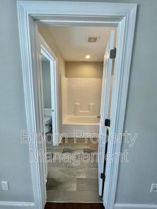 Building Photo - 1711 Sparkleberry Ln