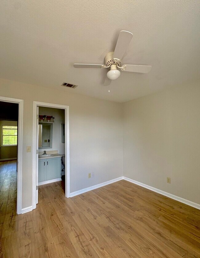 Building Photo - 2189 Timberwood Cir N