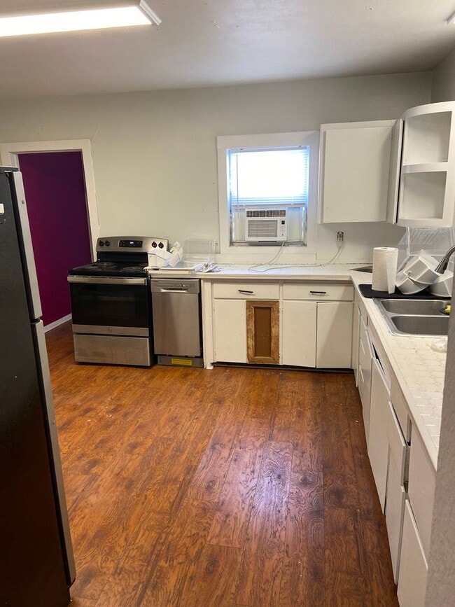 Building Photo - North Hyde Park Three Bedroom Bungalow in Plant High School District