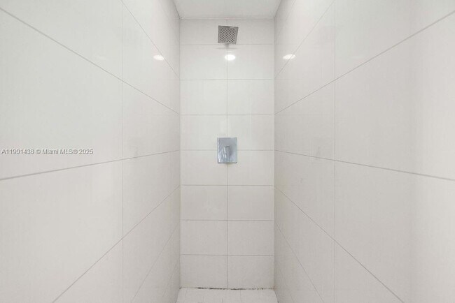 Building Photo - 650 NE 32nd St