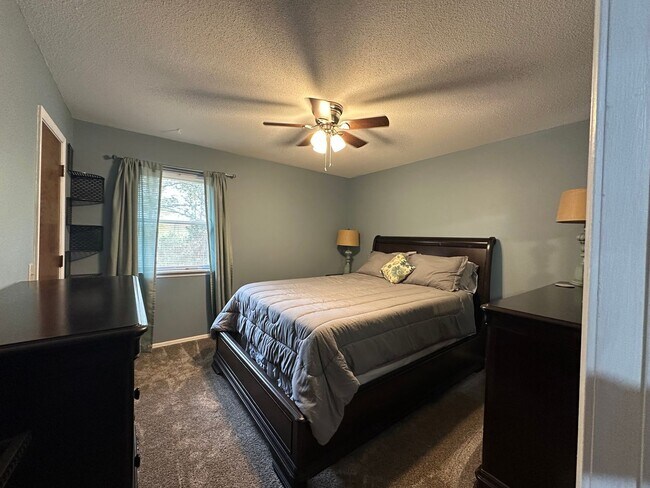 Building Photo - Introducing a charming 3-bedroom, 2.5-bathroom house located in the desirable area of Russellville