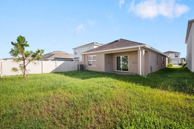 Building Photo - Charming 3/2 Home- Move In ready!