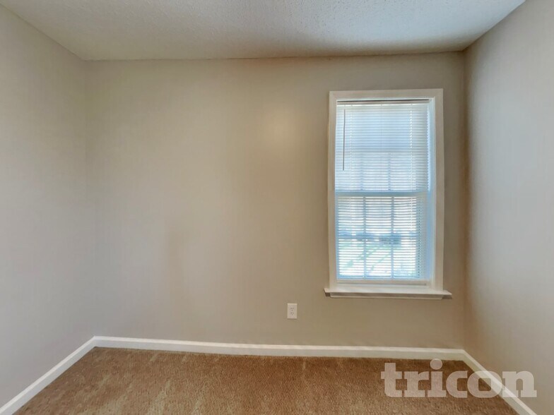 Building Photo - 104 Roundtree Ct