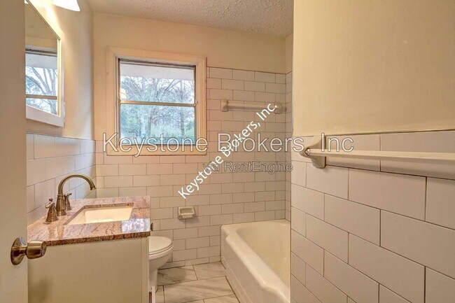 Building Photo - 4624 Wesley Dr