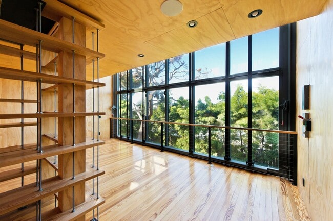 Building Photo - 2460 Beverley Ave