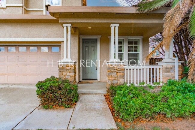 Building Photo - Comfort, Convenience & Space — Tracy Living at Its Best