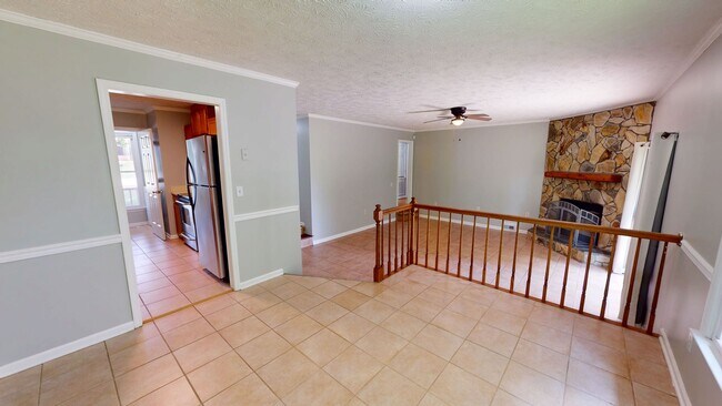 Building Photo - Charming 3 bedroom / 2 bathroom home with large fenced backyard near shopping & Fort Bragg!