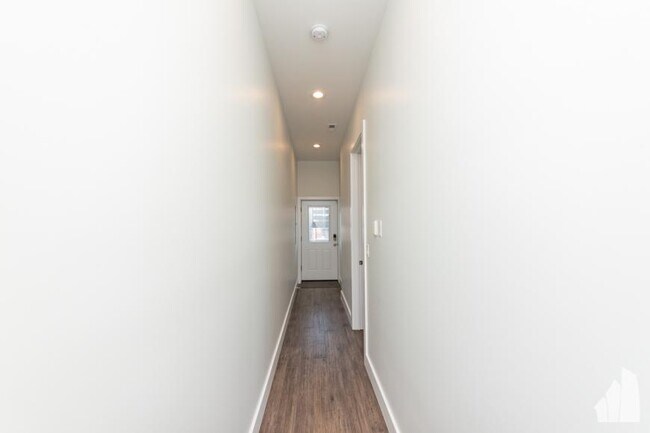 Building Photo - 3 bedroom in Chicago IL 60642