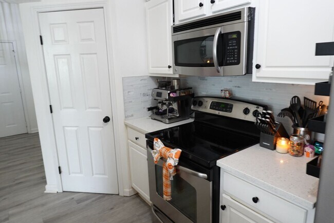 Building Photo - Stone Bridge