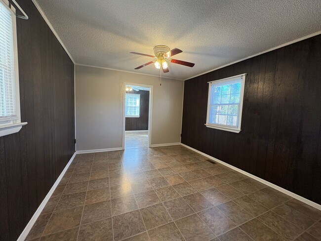 Building Photo - MOVE IN SPECIAL: 2 Bedroom, 1 Bathroom in Greensboro!