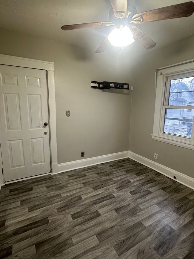 Building Photo - 4bd Single Section 8