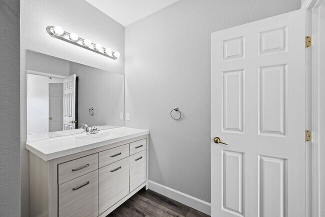 Building Photo - $1,695.95 with $300.00 off the first month's rent, $2 Beds - 2 Bath, Condo in Aurora with in Unit...