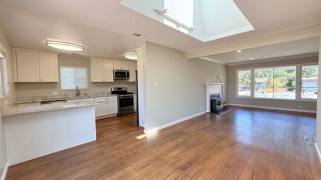 Building Photo - POETS CORNER GEM! Charming and One Of A Kind, 3BD/1BA on a Cul-de-sac Available NOW!