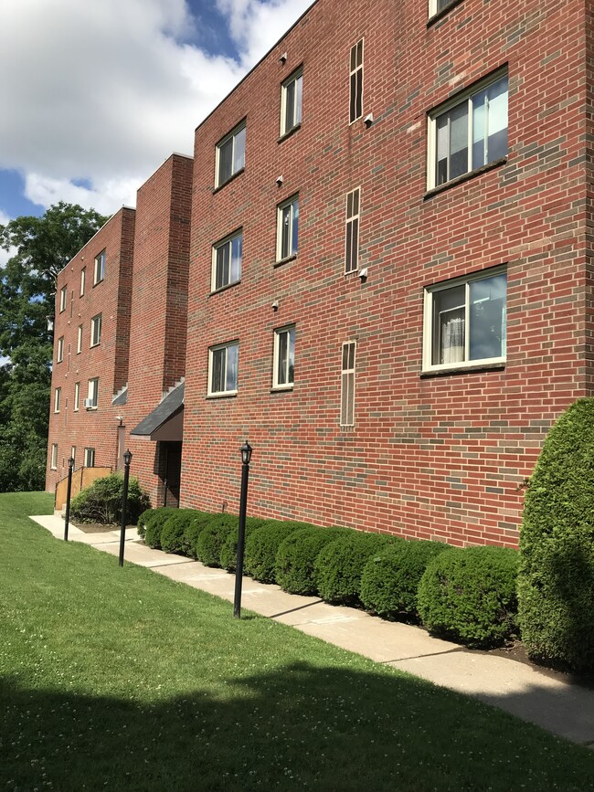 Building Photo - 3301 Beechwood Blvd