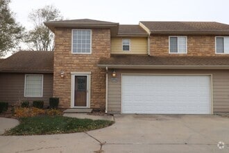 Building Photo - Beautiful Town House