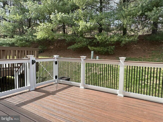 Building Photo - 102 Ridge Ct
