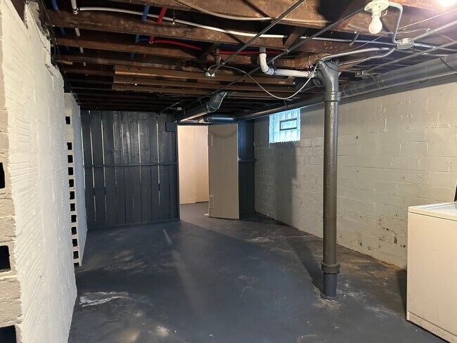 Building Photo - Two bedroom duplex West Toledo