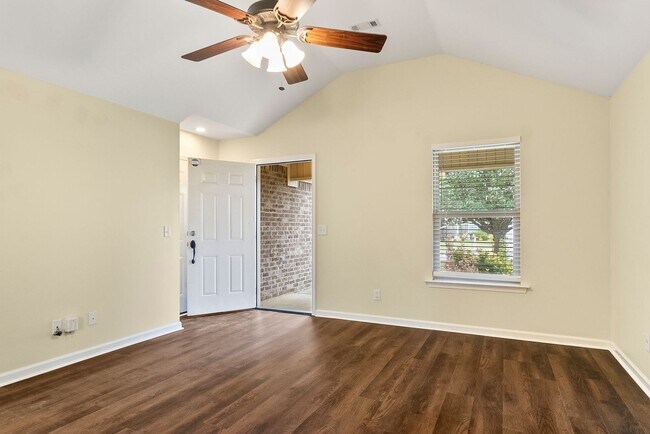 Building Photo - Nice 3 Bed 2 Bath Available Now! Book Your Tour Today!