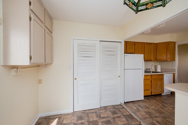 Building Photo - 2307 Kenwood Ave