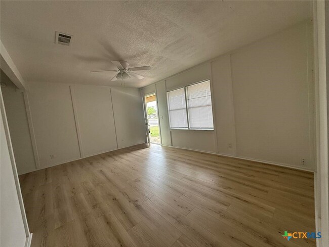 Building Photo - 620 W Avenue B