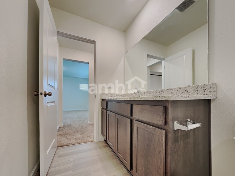 Building Photo - 1306 W 16th Ave