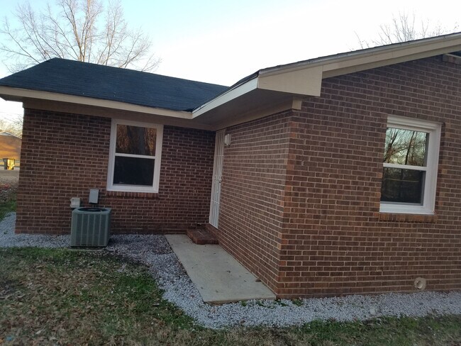 Building Photo - 1701 Snowden Dr SE