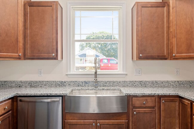 Building Photo - 214 Mansfield St