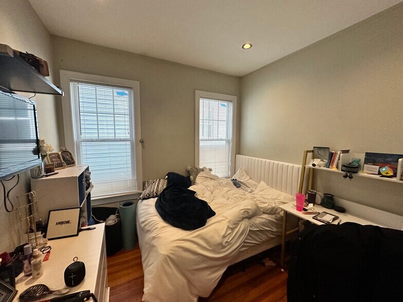 Building Photo - 148 Hillside St