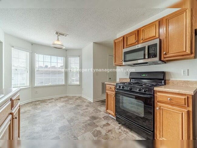 Building Photo - Spacious 4 bedroom 2.5 bath