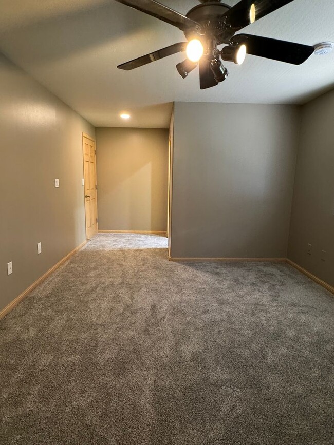 Building Photo - Scenic North Auburn Living – 1 bedroom 2-S...