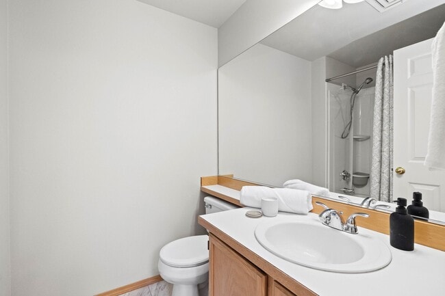 Building Photo - Immaculate 3 bed with lg fenced yard