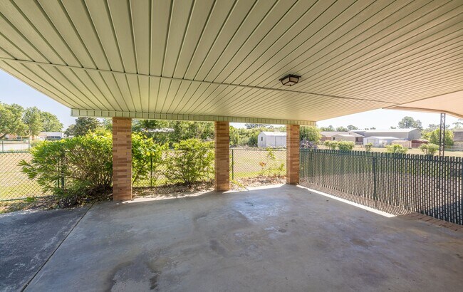 Building Photo - 240 Maywood Dr