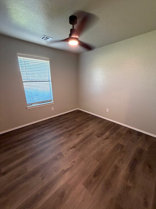 Building Photo - 1405 S Avery Dr