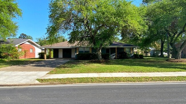 Building Photo - 403 Parkwood Dr