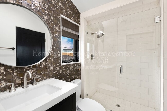 Building Photo - 435 1/2 Carnation Avenue