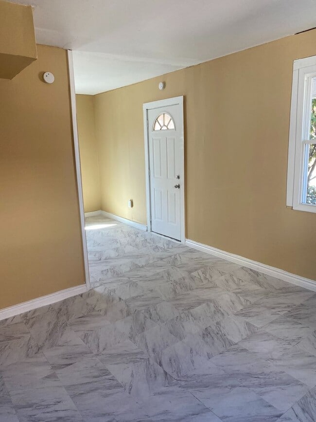 Building Photo - Single Family Home, Valley View School District, Gas heat, Private off Street Parking