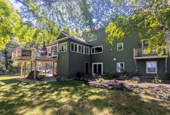 Building Photo - 25 Oakhurst Ave